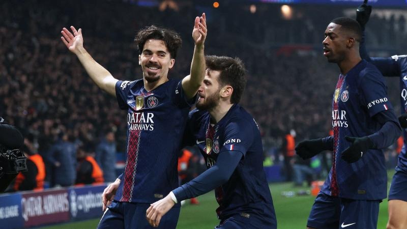 当詹姆斯持球背身单打则吸引三人夹击